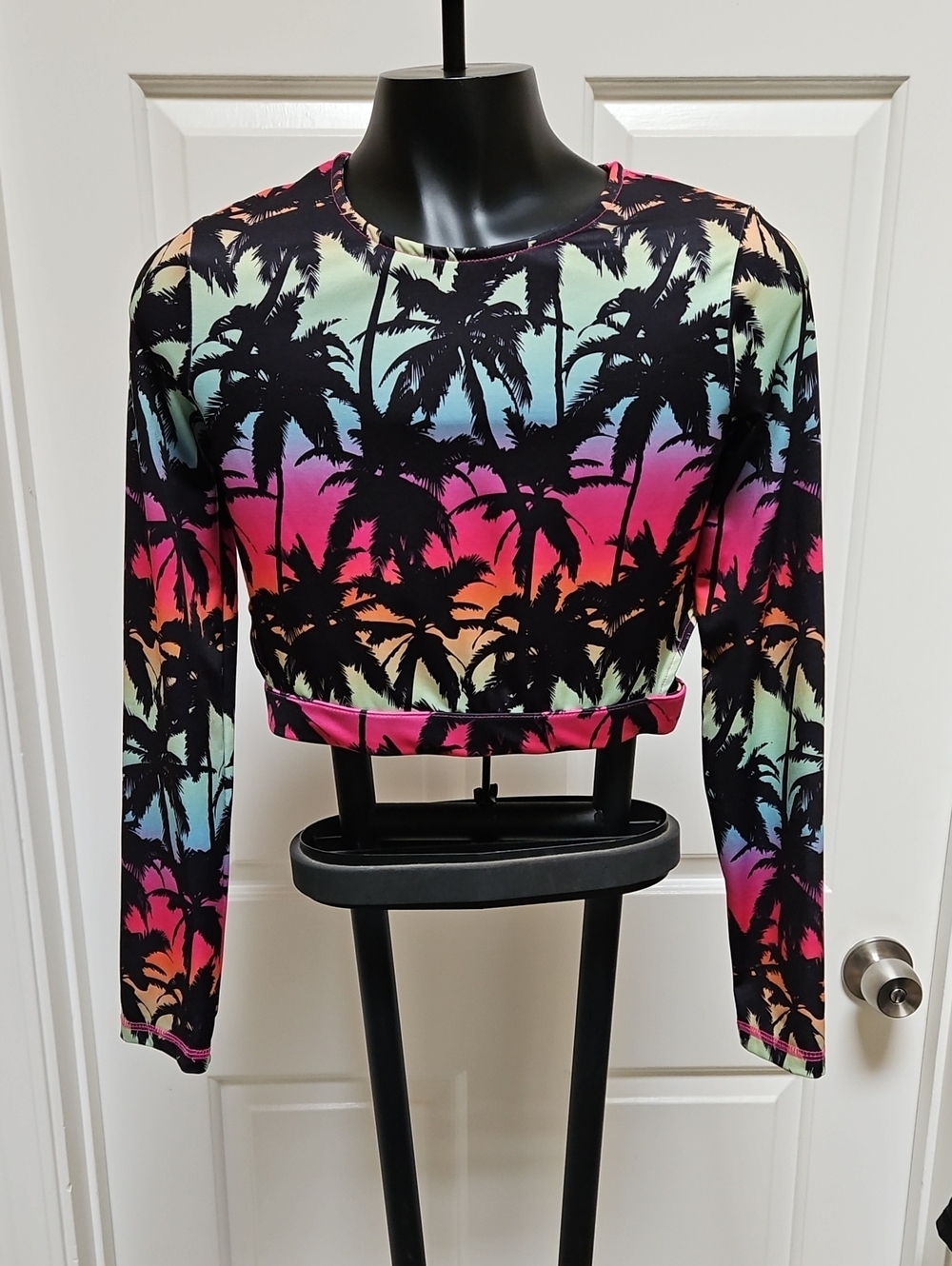 ART CLASS tropical print long-sleeve crop swim top w/ a sunset palm Tree-girls L